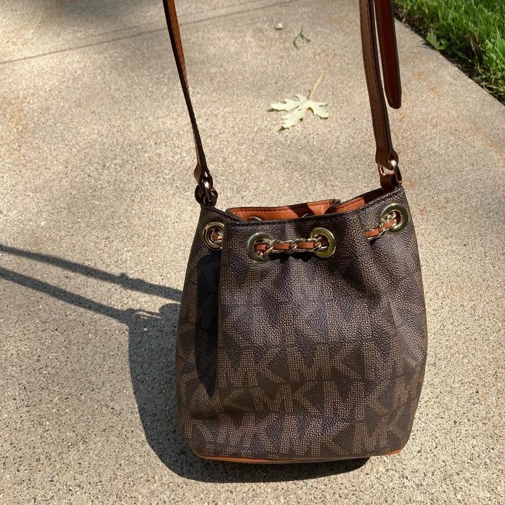 Michael Kors Brown Bucket Bag Crossbody Purse Gold Chain - Picture 8 of 17